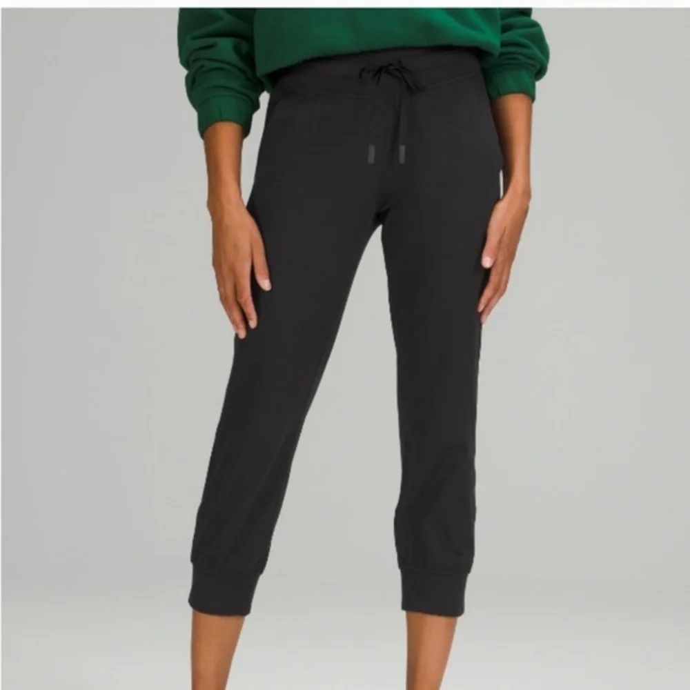 Lululemon High-Rise Cropped Jogger (sz 2)